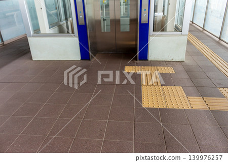 無障礙設計圖:火車站月台電梯前為視障人士鋪設的觸覺路面。 無障礙設計圖:火車站月台電梯前為視障人士鋪設的觸覺路面。 139976257