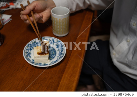 Elderly people eating simple dinners Elderly people eating simple dinners 139976469