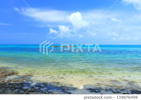 [Okinawa Prefecture] Kaiji Beach on Taketomi Island under a clear sky 139976499