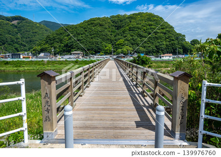 河對岸山上的鮮嫩綠葉已經褪去,而新光寺橋上的綠意卻更加濃鬱了。 河對岸山上的鮮嫩綠葉已經褪去,而新光寺橋上的綠意卻更加濃鬱了。 139976760
