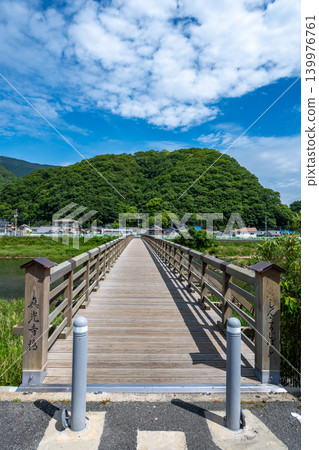 河對岸山上的鮮嫩綠葉已經褪去,而新光寺橋上的綠意卻更加濃鬱了。 河對岸山上的鮮嫩綠葉已經褪去,而新光寺橋上的綠意卻更加濃鬱了。 139976761