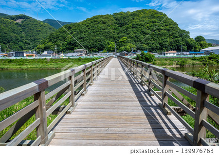 河對岸山上的鮮嫩綠葉已經褪去,而新光寺橋上的綠意卻更加濃鬱了。 河對岸山上的鮮嫩綠葉已經褪去,而新光寺橋上的綠意卻更加濃鬱了。 139976763