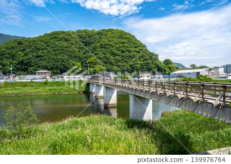 河對岸山上的鮮嫩綠葉已經褪去,而新光寺橋上的綠意卻更加濃鬱了。 河對岸山上的鮮嫩綠葉已經褪去,而新光寺橋上的綠意卻更加濃鬱了。 139976764