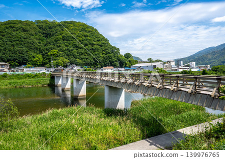 河對岸山上的鮮嫩綠葉已經褪去，而新光寺橋上的綠意卻更加濃鬱了。 139976765