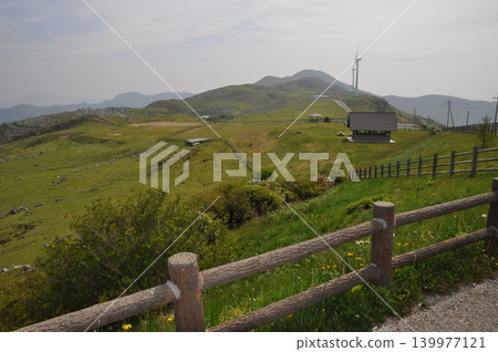五月從四國喀斯特地形的姬鶴高原看到的景色。 五月從四國喀斯特地形的姬鶴高原看到的景色。 139977121