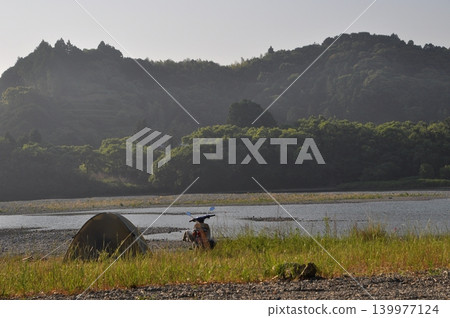 A scene from a solo motorcycle trip at a campsite in Shikoku in May. A scene from a solo motorcycle trip at a campsite in Shikoku in May. 139977124