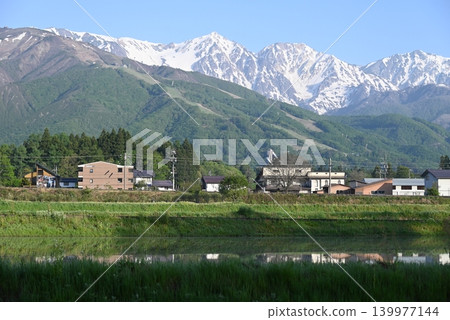 A morning scene in the snow-covered Hakuba mountain range in May. A morning scene in the snow-covered Hakuba mountain range in May. 139977144