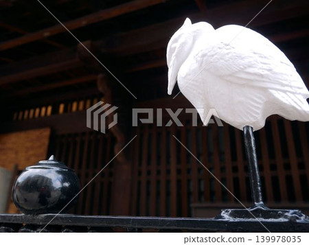 一隻白鷺棲息在道後溫泉（愛媛郡）的柵欄上 139978035