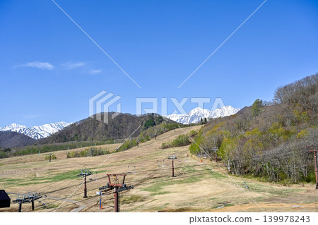 晴朗的春日，拍攝於日本長野縣，遠處是白雪皚皚的群山，展現了滑雪勝地的景色。 [風景，日本長野縣] 139978243