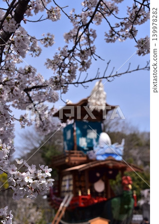 日本愛知縣犬山市:春季犬山祭,櫻花盛開;花車聚集在犬山城廣場前;機械木偶落成前的場景。 日本愛知縣犬山市:春季犬山祭,櫻花盛開;花車聚集在犬山城廣場前;機械木偶落成前的場景。 139978282
