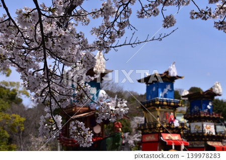 日本愛知縣犬山市：春季犬山祭，櫻花盛開；花車聚集在犬山城廣場前；機械木偶落成前的場景。 139978283