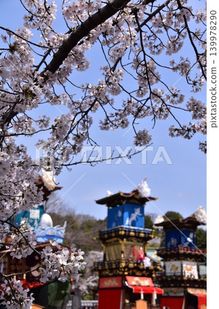 日本愛知縣犬山市:春季犬山祭,櫻花盛開;花車聚集在犬山城廣場前;機械木偶落成前的場景。 日本愛知縣犬山市:春季犬山祭,櫻花盛開;花車聚集在犬山城廣場前;機械木偶落成前的場景。 139978290