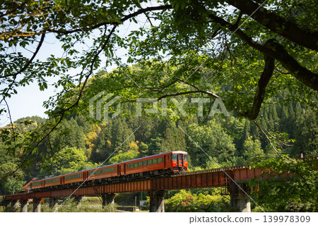 The Yufu train crosses the railway bridge. The Yufu train crosses the railway bridge. 139978309