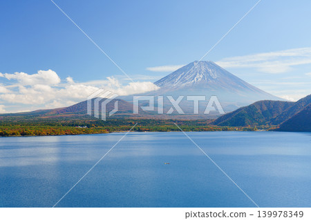 從本棲湖眺望富士山:富士五湖美麗的秋季風景。 從本棲湖眺望富士山:富士五湖美麗的秋季風景。 139978349