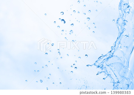 Splashes of water and scattered droplets 139980383