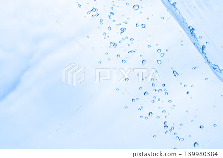 Splashes of water and scattered droplets 139980384