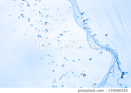 Splashes of water and scattered droplets 139980385