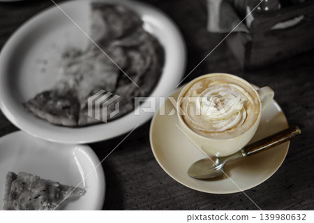 木桌上的維也納咖啡與披薩 139980632