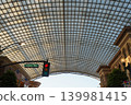 從建築物的山谷仰望天空 139981415