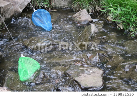在昭武濕地公園內的河裡釣魚的人們 在昭武濕地公園內的河裡釣魚的人們 139981530