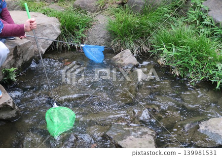 在昭武濕地公園內的河裡釣魚的人們 在昭武濕地公園內的河裡釣魚的人們 139981531
