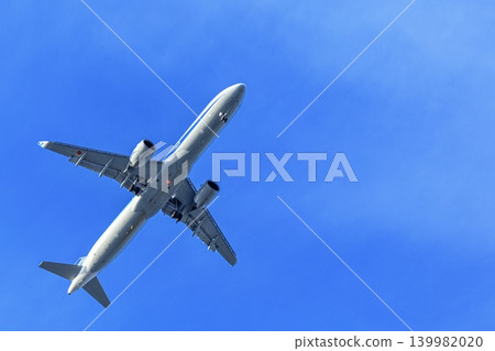 從正下方拍攝的客機照片。 從正下方拍攝的客機照片。 139982020