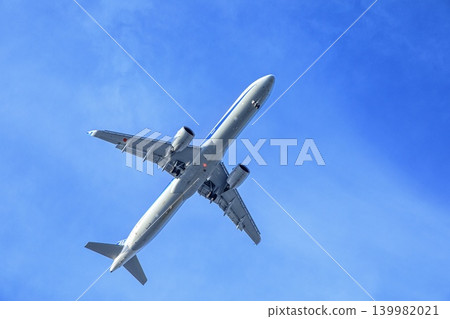 從正下方拍攝的客機照片。 從正下方拍攝的客機照片。 139982021