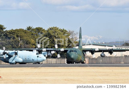 一架C-130H運輸機正在起飛。 一架C-130H運輸機正在起飛。 139982364