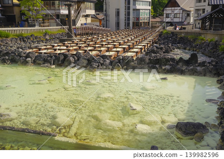 草津溫泉湯畑溫泉區升騰起的蒸氣。 草津溫泉湯畑溫泉區升騰起的蒸氣。 139982596