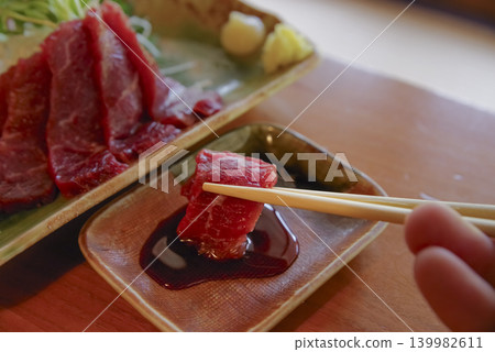 新鮮美味的瘦馬肉刺身 新鮮美味的瘦馬肉刺身 139982611