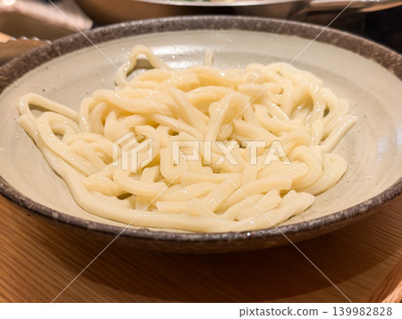 煮熟的烏龍麵通常用來搭配火鍋食用。 煮熟的烏龍麵通常用來搭配火鍋食用。 139982828