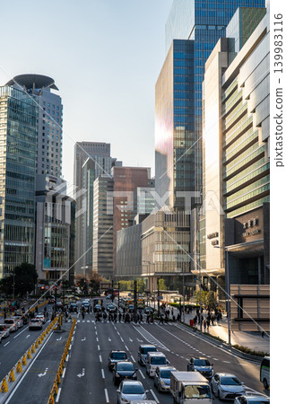 大阪市北區梅田,從阪急阪神連接甲板上看到的 JR 大阪站(中央南口)和 JP 塔大阪 大阪市北區梅田,從阪急阪神連接甲板上看到的 JR 大阪站(中央南口)和 JP 塔大阪 139983116