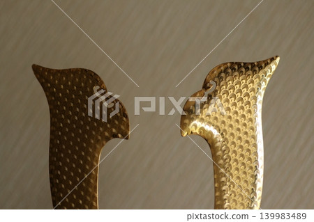 Golden helmet crest Golden helmet crest 139983489