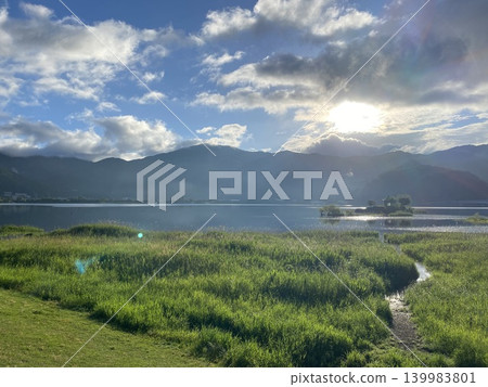 A running scene on a spring morning in Fujikawaguchiko, with the morning sun shining in, enjoying the refreshing air. 139983801