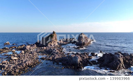 浩瀚的海洋和漂浮在地平線上的真鶴半島風景秀麗的三石礁。 浩瀚的海洋和漂浮在地平線上的真鶴半島風景秀麗的三石礁。 139983966