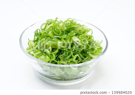 Chopped green onions 139984020