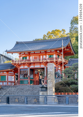 京都東山祇園町八坂神社(祗園山,八坂山):西門(重要文化財產),平安時代中期重建。 京都東山祇園町八坂神社(祗園山,八坂山):西門(重要文化財產),平安時代中期重建。 139984209