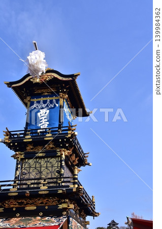 日本愛知縣犬山祭:在櫻花盛開的天空下,由名為「車馬山」的精美花車組成的盛大遊行隊伍和犬山城的天守閣。 日本愛知縣犬山祭:在櫻花盛開的天空下,由名為「車馬山」的精美花車組成的盛大遊行隊伍和犬山城的天守閣。 139984362