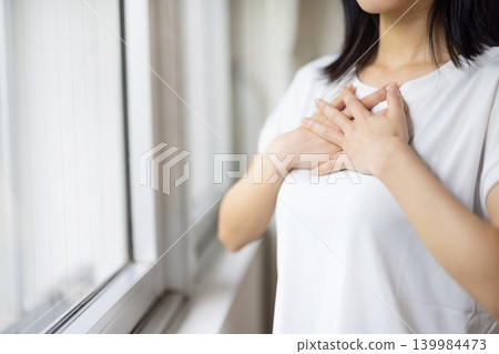 特寫鏡頭：一名女子的手放在胸前。 139984473
