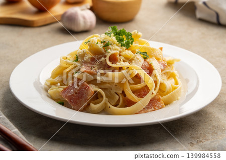 Creamy fettuccine pasta with bacon and carbonara sauce 139984558