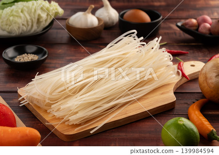 Dry instant small noodle 139984594