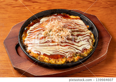 Okonomiyaki: A classic teppanyaki dish featuring the aroma of sauce. Okonomiyaki: A classic teppanyaki dish featuring the aroma of sauce. 139984607