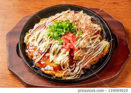 大阪燒：一道經典的鐵板燒菜餚，以醬汁的香氣為特色。 139984620