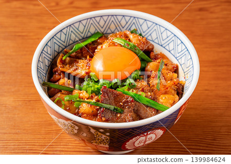 Mixed offal rice bowl: An offal rice bowl with a sweet and spicy sauce that will whet your appetite. Mixed offal rice bowl: An offal rice bowl with a sweet and spicy sauce that will whet your appetite. 139984624