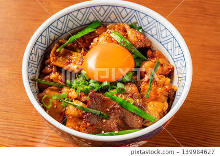 Mixed offal rice bowl: An offal rice bowl with a sweet and spicy sauce that will whet your appetite. 139984627