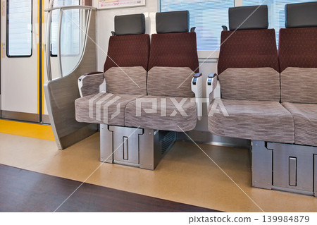 京王5000系列列車，一排排座位，京王線，開往新宿，府中站，府中站站台，車廂內，座位，車門。 139984879