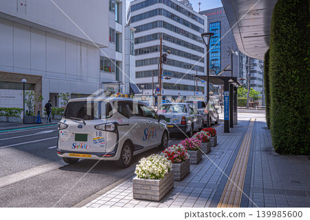 A scene of taxis waiting at the Shizutetsu taxi stand and a sidewalk adorned with flowerbeds [Shizuoka City, Shizuoka Prefecture] 139985600