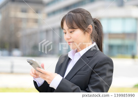 Japanese female office worker in her 20s using a smartphone 139985990