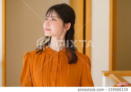 一位日本女子站在連接走廊。 一位日本女子站在連接走廊。 139986139