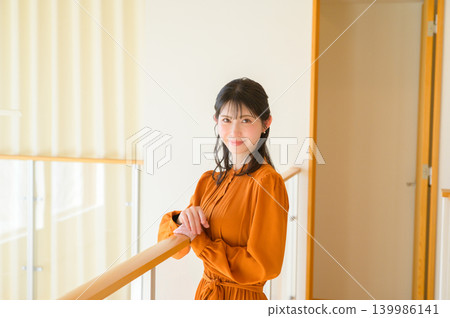 一位日本女子站在連接走廊。 一位日本女子站在連接走廊。 139986141